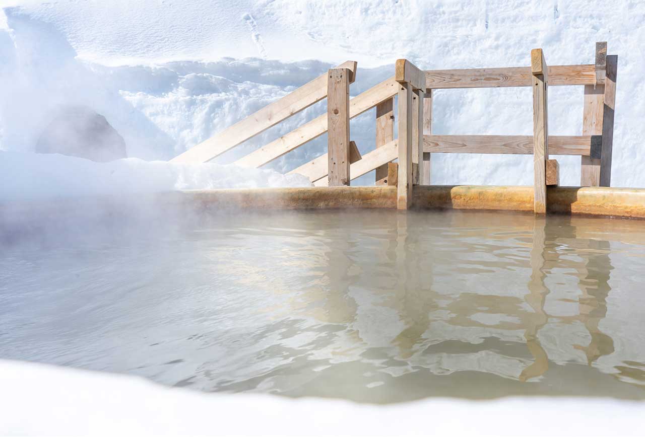 北海道の冬の露天風呂イメージ