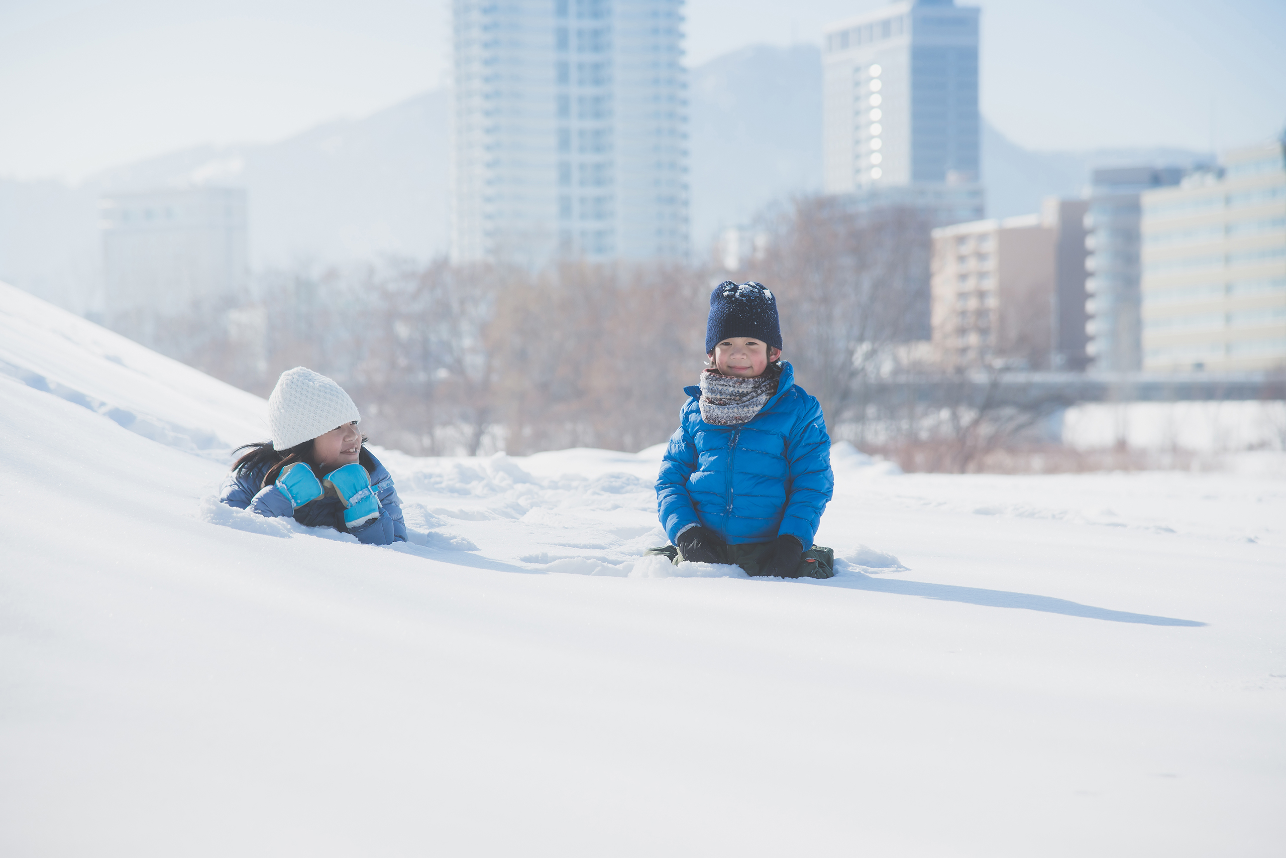 どこまでも続く雪海原で寒さを忘れて遊ぶ