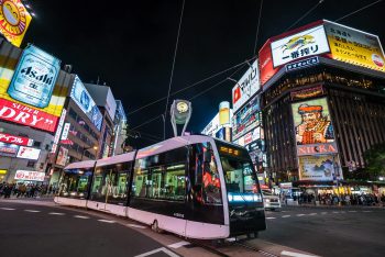 路面電車が行き交う賑やかなすすきの交差点